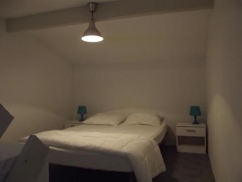 ル・グロー・デュ・ロワにある67 Rue des Manillesのベッドルーム1室(ベッド1台付)、2泊分のスタンド(ランプ付)