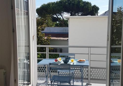 Il dispose d'une terrasse avec une table et des chaises. dans l'établissement Le Rallye Royan, à Royan