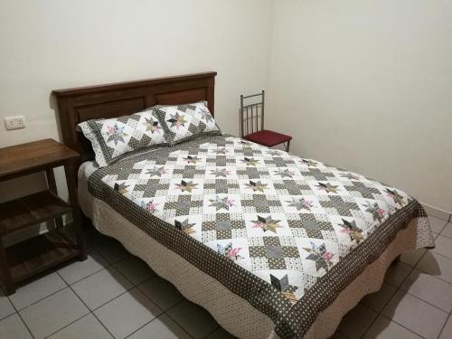 Een bed of bedden in een kamer bij Mainumbí House