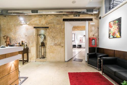 a lobby with a bar and a red rug at Hotel La Rovere in Rome