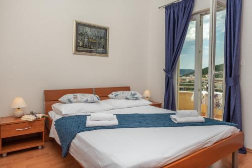 Ένα ή περισσότερα κρεβάτια σε δωμάτιο στο Apartments Villa Jelena