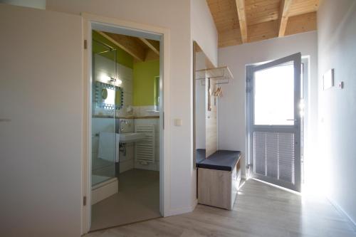 een badkamer met een wastafel en een toilet in een kamer bij Hotel-Restaurant-Haus Berger in Viersen