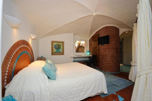 ボニファシオにあるMarina di cavuのベッドルーム1室(大型ベッド1台付)