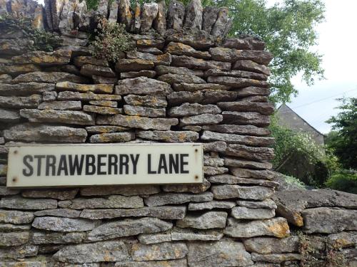 Field End House Strawberry Lane Meysey Hamptonに飾ってある許可証、賞状、看板またはその他の書類