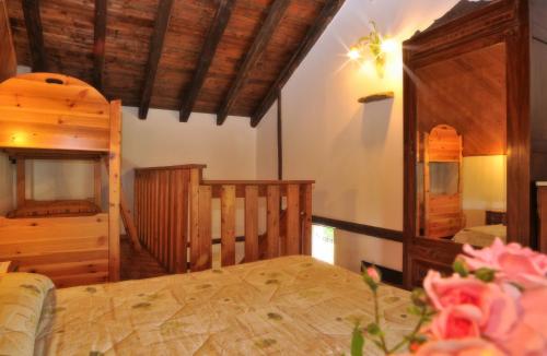Łóżko lub łóżka piętrowe w pokoju w obiekcie Agriturismo del Cimone