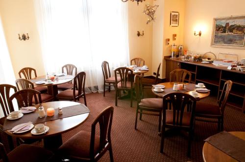 a dining room filled with tables and chairs at City Hotel garni in Idar-Oberstein