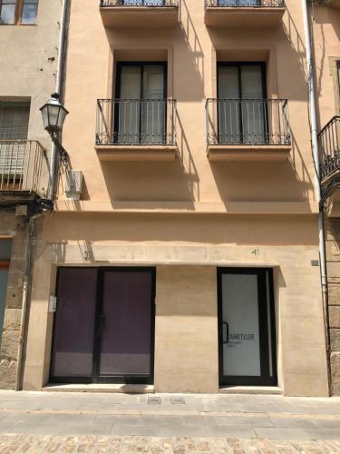 een gebouw met ramen en balkons erop bij Apartaments L`Ametller in Cervera