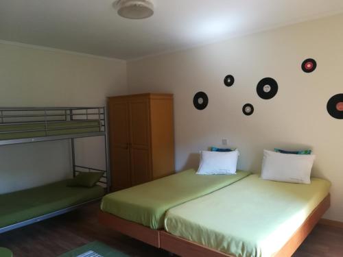 een slaapkamer met 2 bedden en een stapelbed bij Guesthouse Casa das Abegoarias in Celorico de Basto