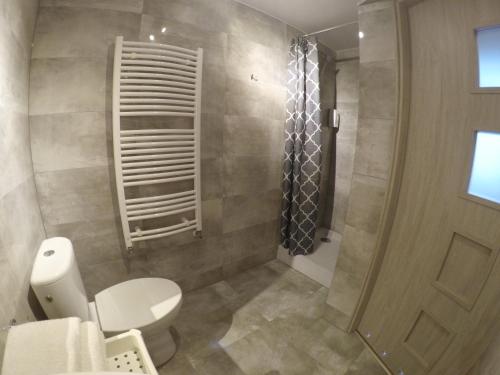 a bathroom with a toilet and a shower at Villa Ventana Poznań City Free Parking Śniadanie w Cenie in Poznań