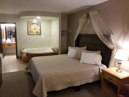 מיטה או מיטות בחדר ב-Knights Inn Woodstock