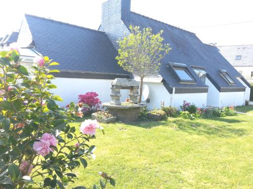 a house with a fountain in the yard at la frégate blanche in Concarneau