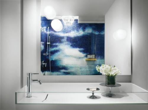 Vannas istaba naktsmītnē Mondrian South Beach