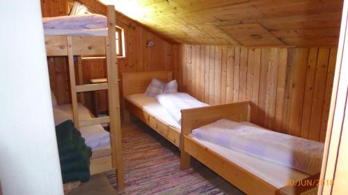 AußervillgratenにあるBerghütte Volkzeinerhütteのキャビン内の二段ベッド2台が備わる客室です。