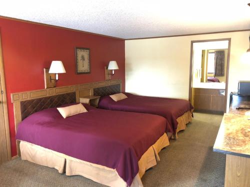 A bed or beds in a room at Arbor Inn of Historic Marshall