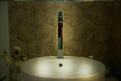 a sink with a faucet in a bathroom at LA CARRETTERIA, ospitalità siciliana in Avola