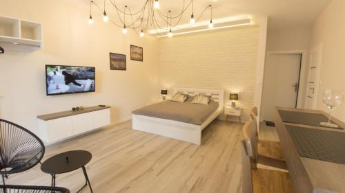 ウニエユフにあるApartament Termalny Komfort 8.2のベッドルーム1室(ベッド1台付)、ダイニングルームが備わります。