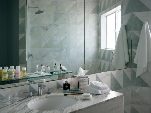 Koupelna v ubytování Avalon Hotel Beverly Hills, a Member of Design Hotels