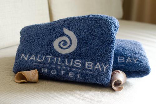 キサモスにあるNautilus Bay Hotelの青いタオル(ノーチラスベイホテル名)