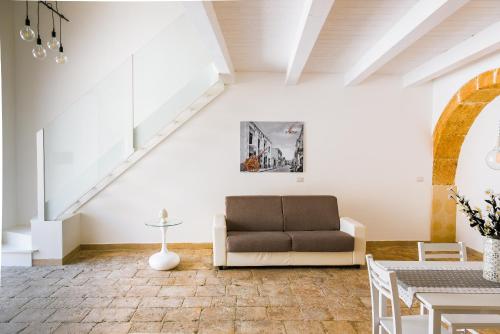 a living room with a couch and a table at LA CARRETTERIA, ospitalità siciliana in Avola