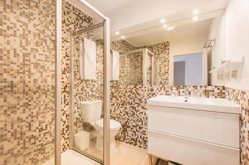 リスボンにあるAndre Vila Berta Premiumのバスルーム(トイレ、洗面台、シャワー付)