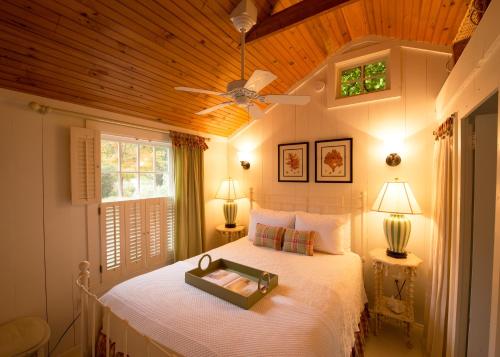 Un dormitorio con una cama y una bandeja. en The Cottages at Cabot Cove, en Kennebunkport