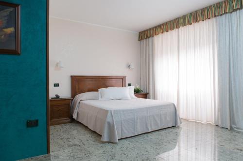 Ένα ή περισσότερα κρεβάτια σε δωμάτιο στο Hotel Arcobaleno
