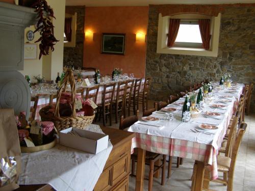Un restaurante o sitio para comer en Rimaggiori Country Home & Restaurant