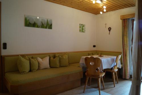ein Wohnzimmer mit einem Sofa und einem Tisch in der Unterkunft Schusterhof in Innsbruck
