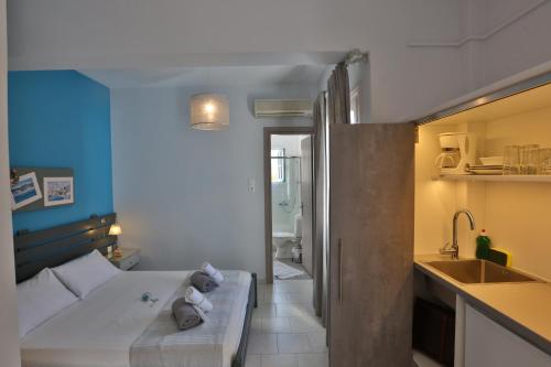 a living room with a couch and a kitchen at Kini Bay in Kinion