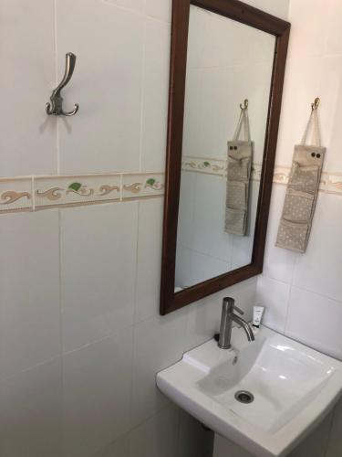 La salle de bains est pourvue d'un lavabo et d'un miroir. dans l'établissement Green Turaco, à Zanzibar City