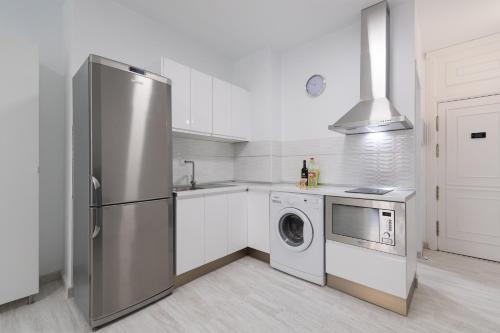 ラスパルマス・デ・グランカナリアにあるSanta Catalina Modern Homeのキッチン(ステンレス製の冷蔵庫、食器洗い機付)