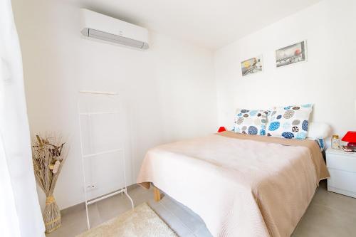 サン・ラファエルにある552 AVENUE DE VALESCUREの白いベッドルーム(ベッド1台、シャワー付)