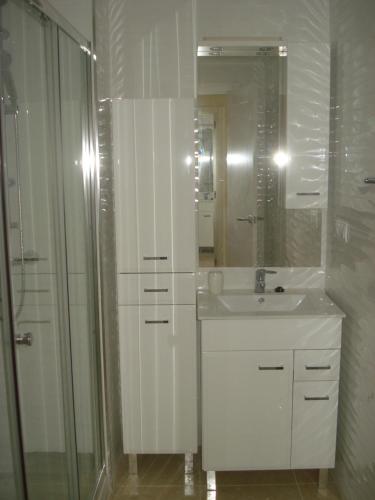 トレモリノスにあるESTUDIO EN 1a LINEAの白いバスルーム(シンク、シャワー付)
