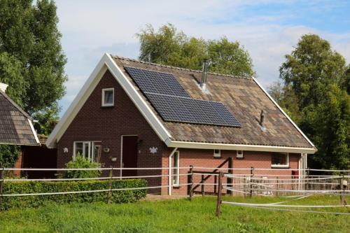 a house with solar panels on the roof at Gastenhuis de Veenstraal Gieterveen in Gieterveen