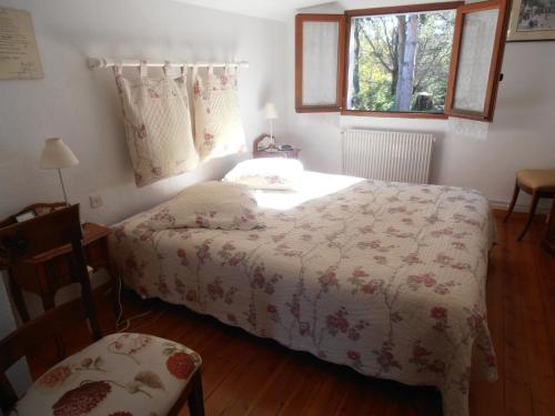 een slaapkamer met een bed en een raam bij JAS en Provence in Plan dʼAups