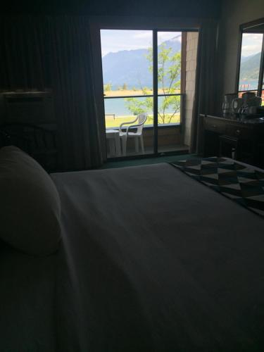 Postel nebo postele na pokoji v ubytování Spring Villa Hotel