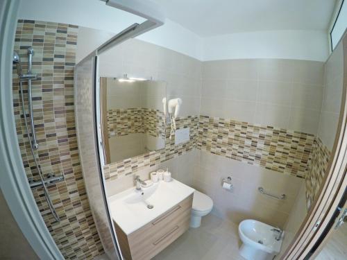a bathroom with a sink and a toilet and a mirror at BB Aretè in Scilla