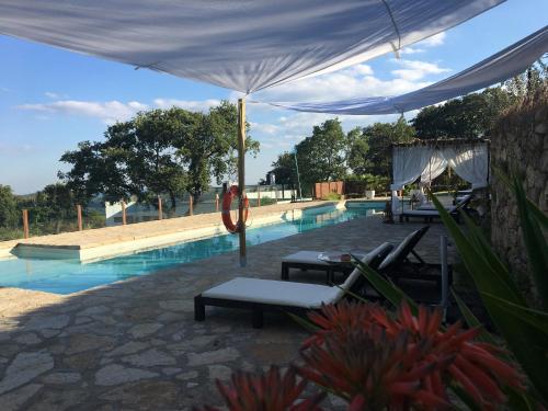 The swimming pool at or close to El Sosiego