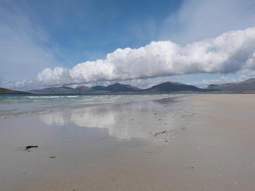 a view of a beach with mountains in the background at Glenhouse in Leurbost