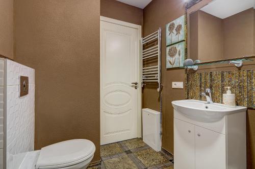 a bathroom with a toilet and a sink at Bright apartment near Akropolis in Vilnius