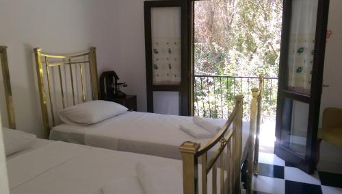 1 dormitorio con 2 camas y ventana con vistas en ece "vegan"hotel Bodrum, en Golturkbuku