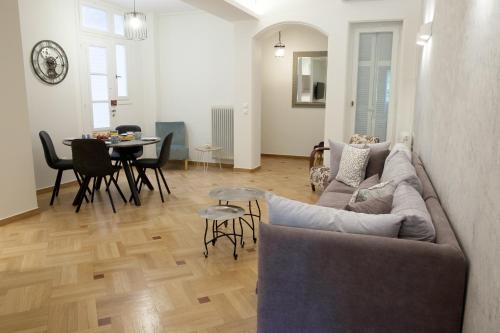 uma sala de estar com um sofá e uma mesa em Luxury three bedroom Apartment in Kolonaki em Atenas