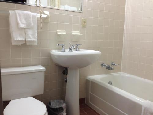 La salle de bains est pourvue d'un lavabo, de toilettes et d'une baignoire. dans l'établissement Americas Best Value Inn Historic Clewiston Inn, à Clewiston