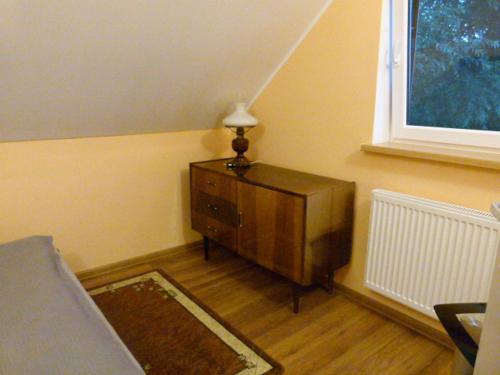 a room with a dresser in the corner of a room at Dom pod Wierzbami in Gołdap