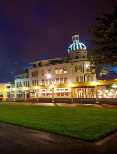 un edificio con una cúpula encima por la noche en The Dome Boutique Apartments, en Napier