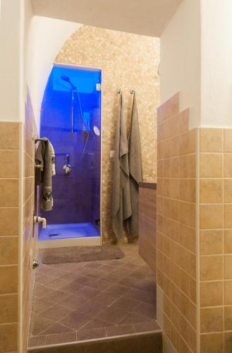 a bathroom with a shower with a glass door at La Casa del Comandante in Sulzano