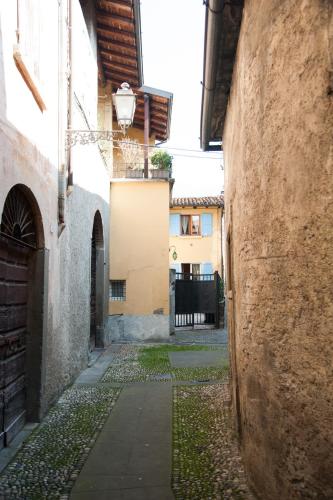 an alley between two buildings in an old town at La Casa del Comandante in Sulzano