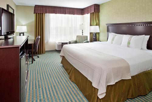 Postel nebo postele na pokoji v ubytování Holiday Inn Columbia East by IHG