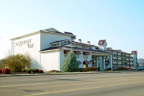 um grande edifício branco no lado de uma rua em Landmark Inn em Sevierville