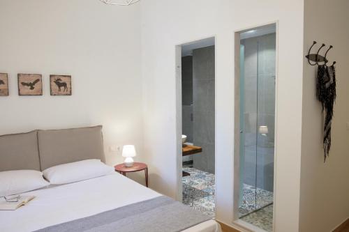 En eller flere senge i et værelse på Luxury three bedroom Apartment in Kolonaki